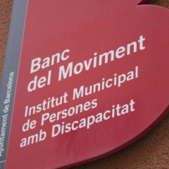 Senyal en forma de B on s'indica que s'està al Banc del Moviment, Institut Municipal de Persones amb Discapacitat. Lletra blanca sobre fons vermell