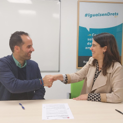 El president de B-Corp, Ramon Puigjaner, i la Marta Obdulia, gerent de l'IMPD es donen la mà després de la signatura de l'acord.