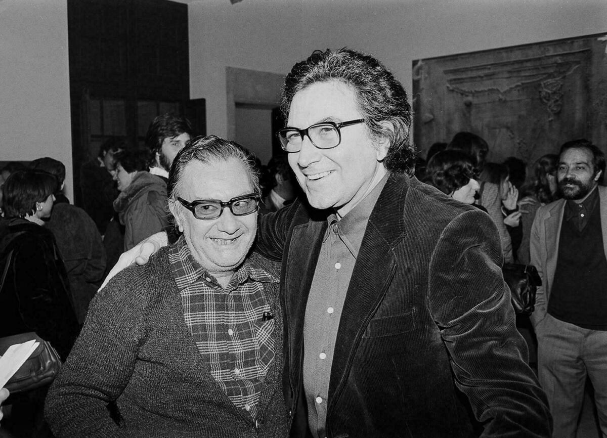 Foto en blanc i negre. Retrat dels artistes Joan Brossa i Antoni Tapies