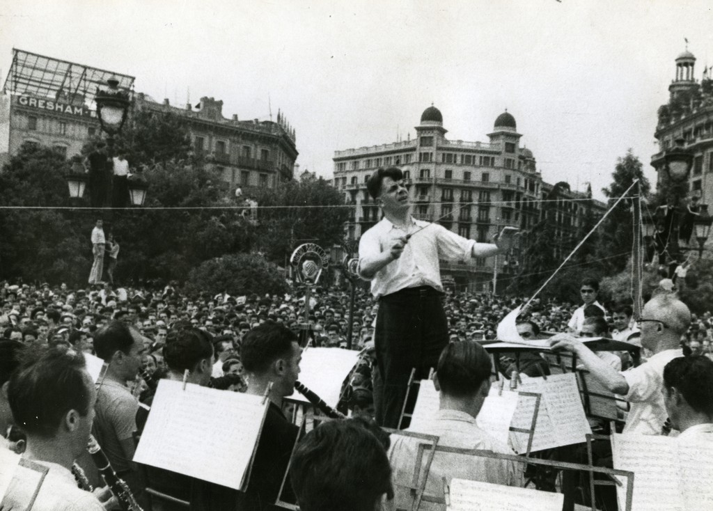 Eduard Toldrà dirigint el primer concert de la Banda Oficial de les Milicies Antifeixistes a la plaça de Catalunya, 30 d'agost de 1936. AFB. Pérez de Rozas
