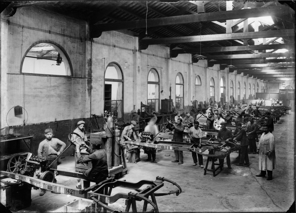 Interior de la fàbrica Hispano Suiza de fabricació d'automòbils. 1905-1915. AFB. Frederic Ballell