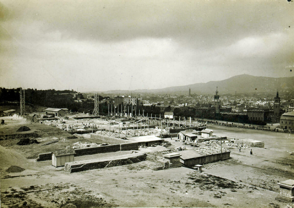 Fotografia blanc i negre on es veu el Palau de la indústria de Montjuïc en construcció