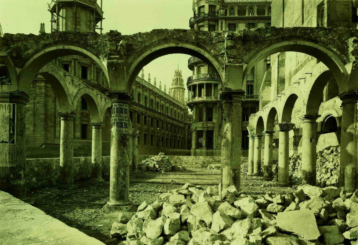 Enderroc de la plaça de Sant Sebastià, c. 1926. AFB. Autor desconegut