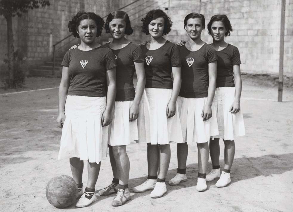 Foto en blanc i negre de cinc jugadores de l'equip de bàsquet de Gràcia posant