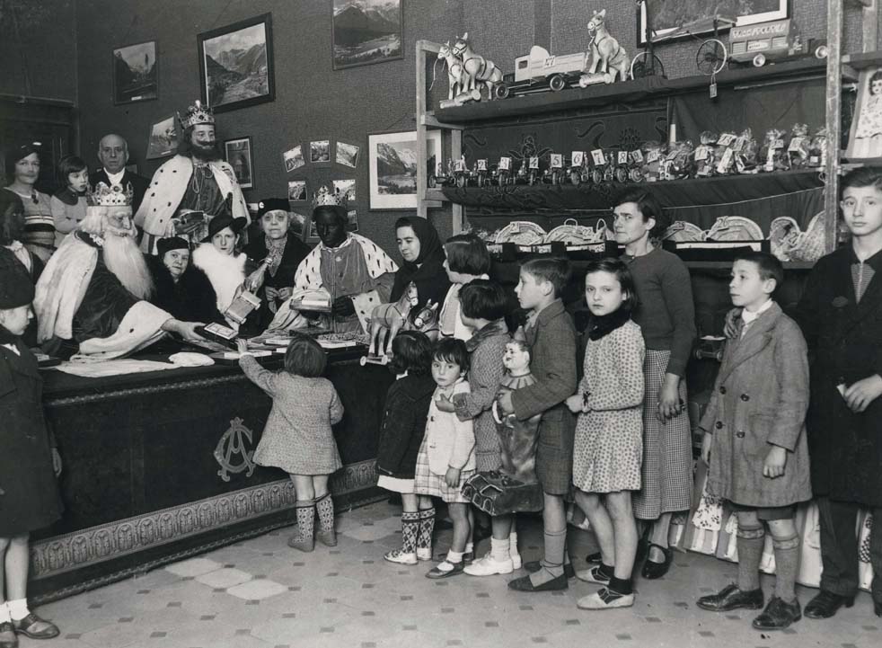 Diada de Reis. Repartiment de joguines als infants necessitats al Centre Aragonès. 6 de gener de 1936. AFB. Pérez de Rozas