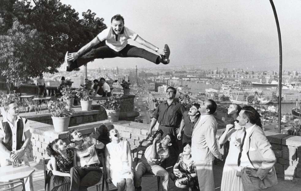 Foto en blanc i negre de ballarí de ballet rus, saltant ambles cames obertes a Montjuïc