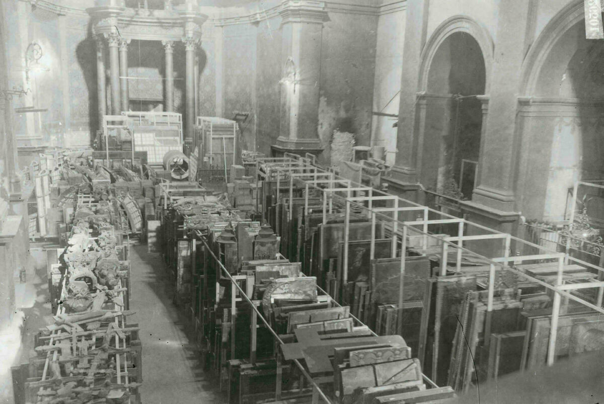 Instal·lació de la Comissaria de Museus a Olot. Interior de l'església de Sant Esteve. Novembre 1936. AFB. Joan Vidal i Ventosa