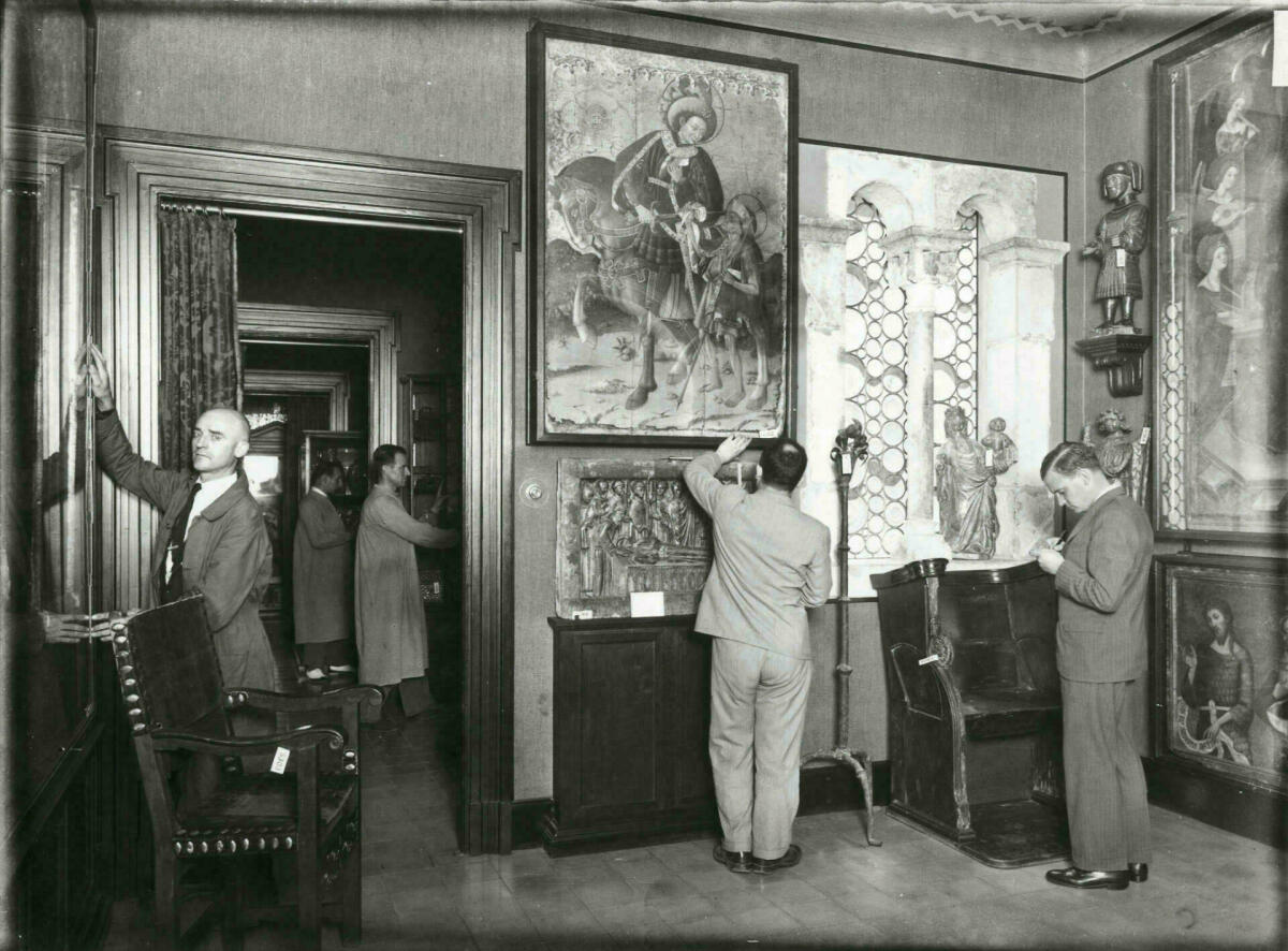 Tècnics de museus fent l'inventari de la Col·lecció Plandiura, 1932. AFB. Autor desconegut