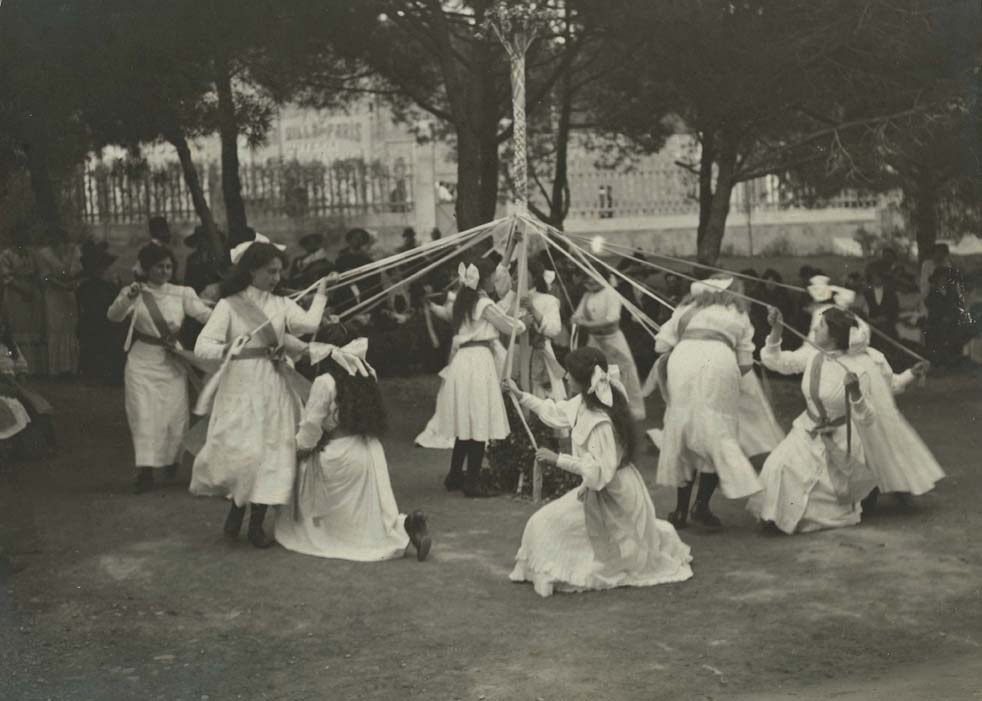 Foto en blanc i negre de noies en rotllana fent un ball folklòric tradicional