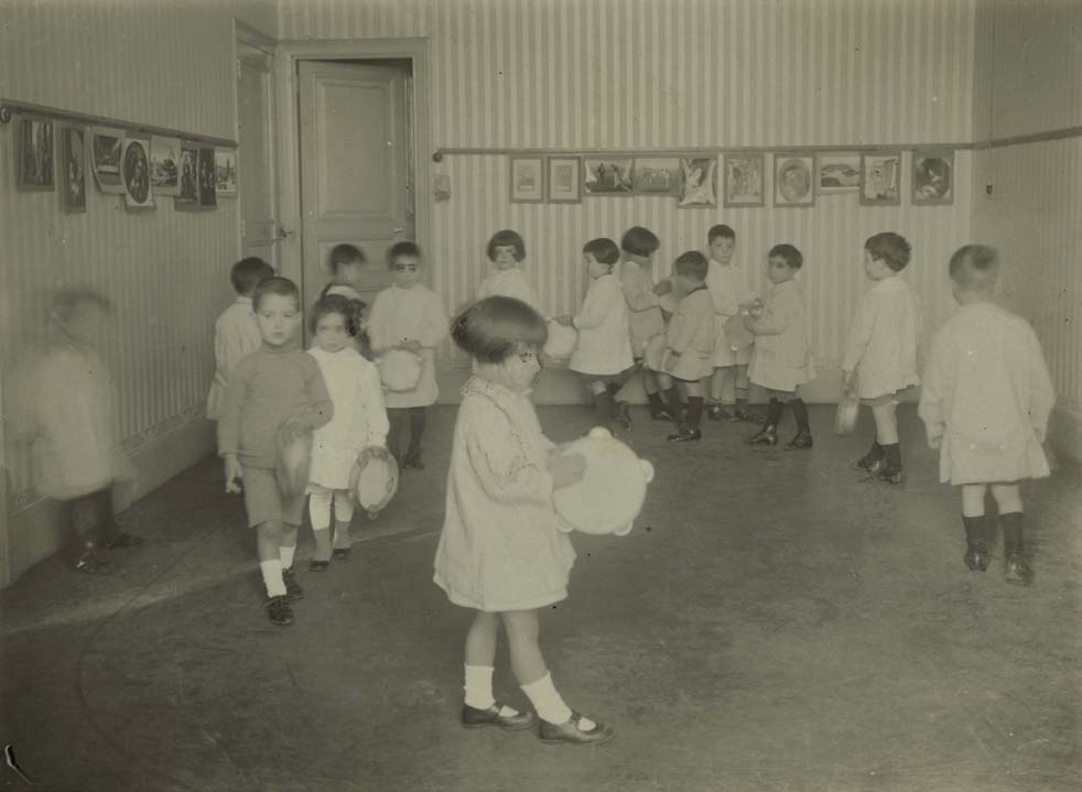 Exercicis de ritmica a l'escola Montessori, 1916. AFB. F. Ballell