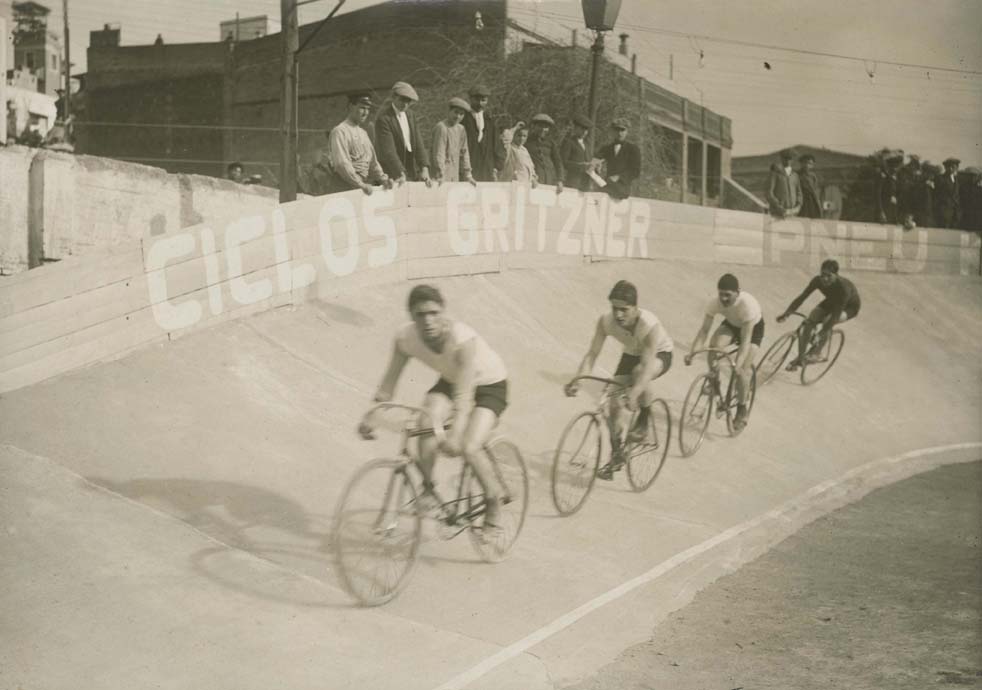 Cursa ciclista. Corrent les sis hores de cursa de ciclisme de Sants. 1905-1915. AFB. Frederic Ballell