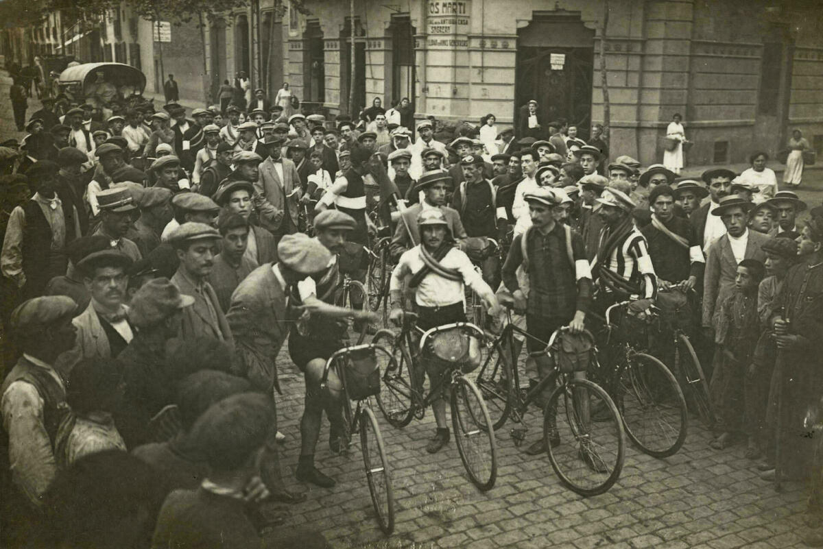 Volta ciclista a Catalunya. Sortida des de Sants. Setembre 1913. AFB. Frederic Ballell