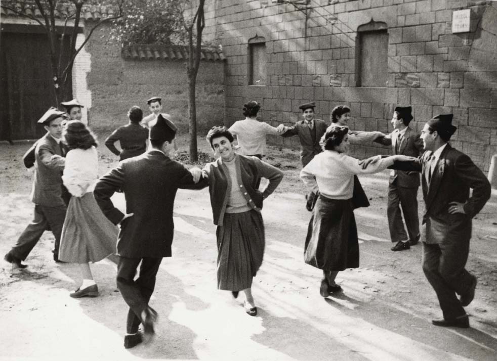 Foto en blanc i negre de joves ballant en parelles el "Patatuf de Viladecans" al Poble Espanyol, una dansa popular