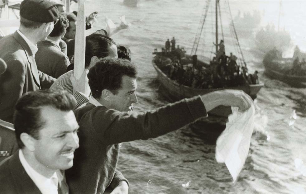 Foto en blanc i negre de l'arribada dels soldats de la División Azul, a bord del vaixell Semiramis, saludant amb un mocador
