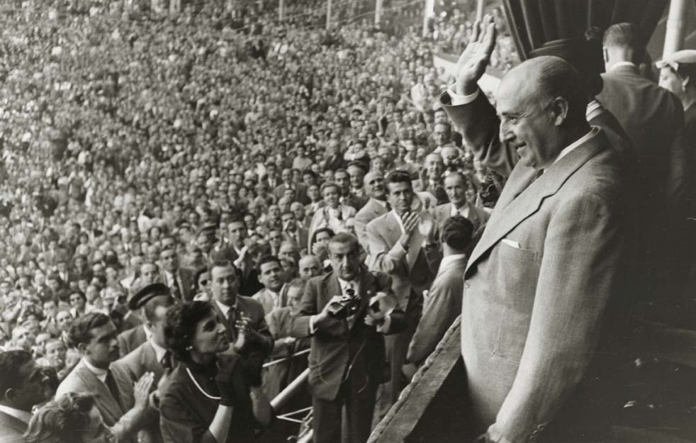 Foto en blanc i negre del General Franco saludant al públic a la plaça de braus