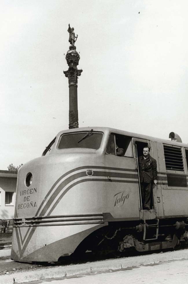 Foto en blanc i negre del tren "Talgo" parat amb el maquinista a la porta