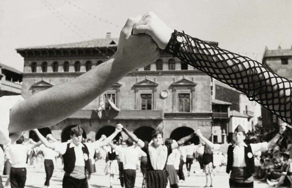Foto en blanc i negre de detall de dues mans agafades durant el Ball de la Sardana al Poble Espanyol