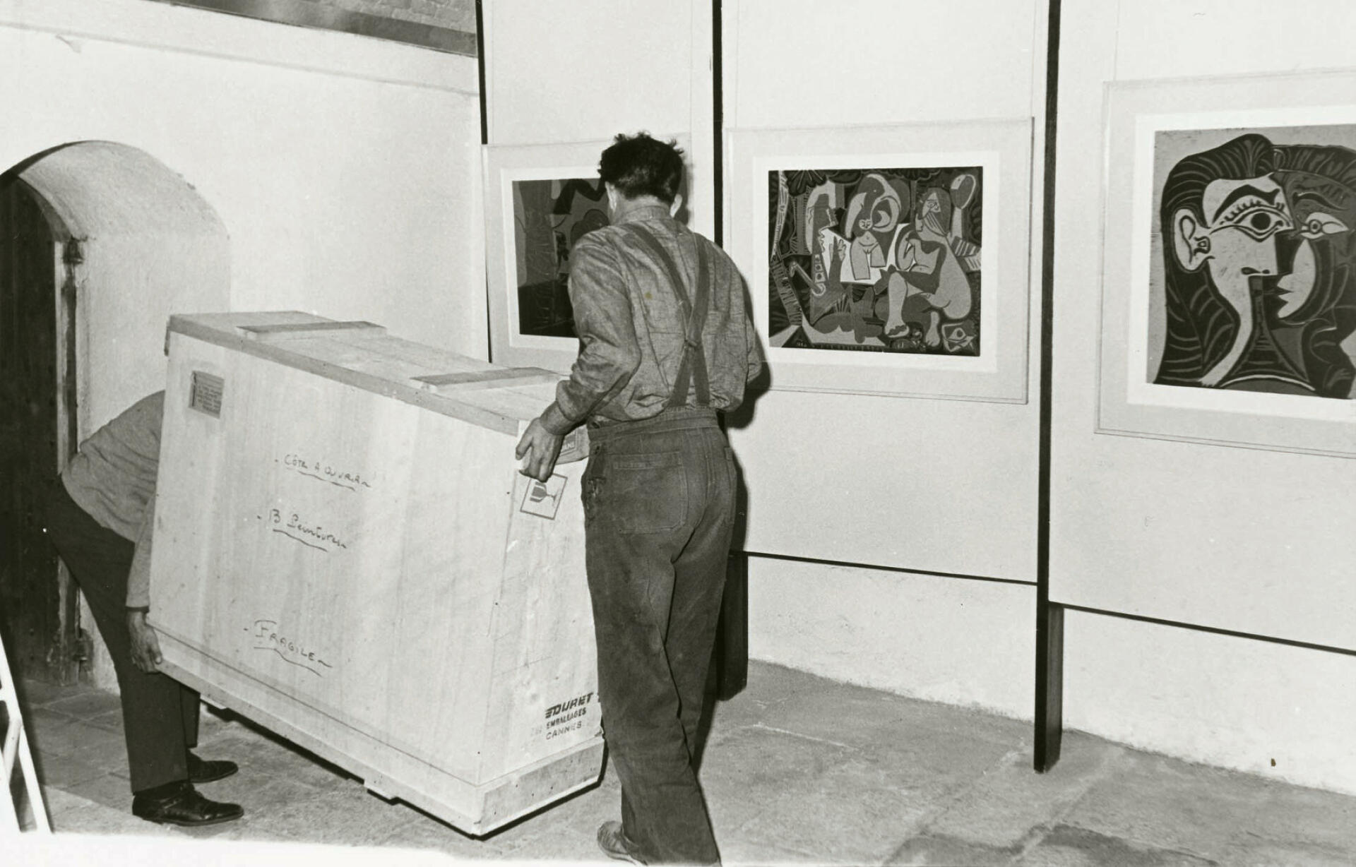 Entrada al Museu Picasso de 'Les Menines', 09 de maig 1968. AFB. Pérez de Rozas