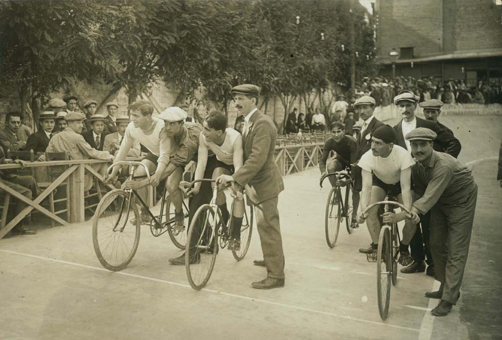 Cursa ciclista. Sis hores de cursa ciclista a la pista de velocitat de Sants. 1905-1916. AFB. Frederic Ballell