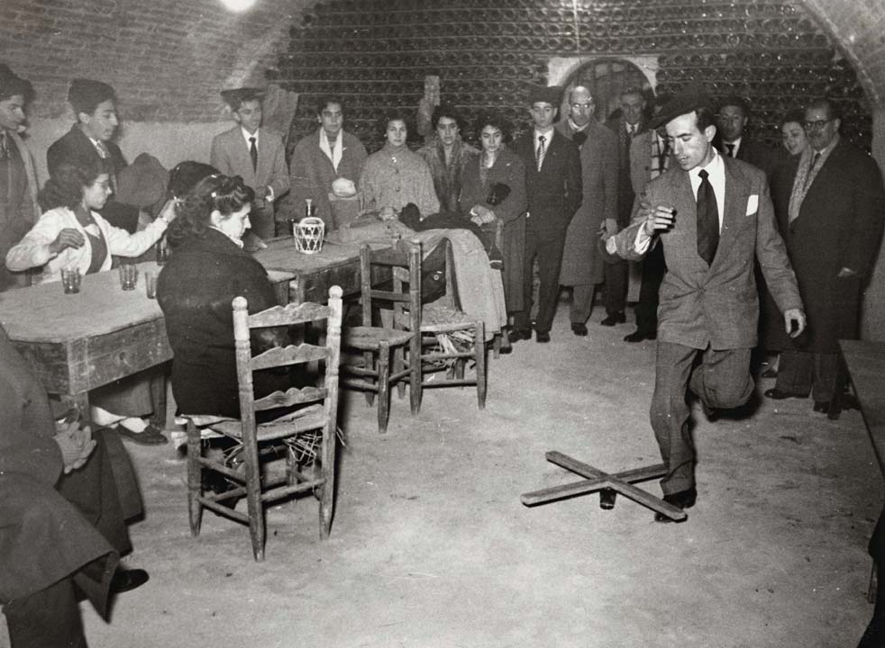Foto en blanc i negre d'home interpretant el ball de l'hereu al Poble Espanyol