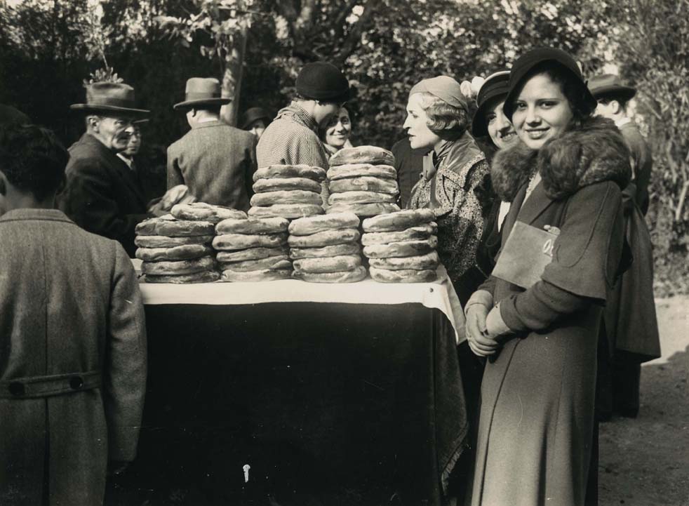 Festa de Sant Antoni Abad. Parada de tortells al Polo Jockey Club de la carretera de Sarrià, 17 de gener de 1932. AFB. Josep Maria Sagarra