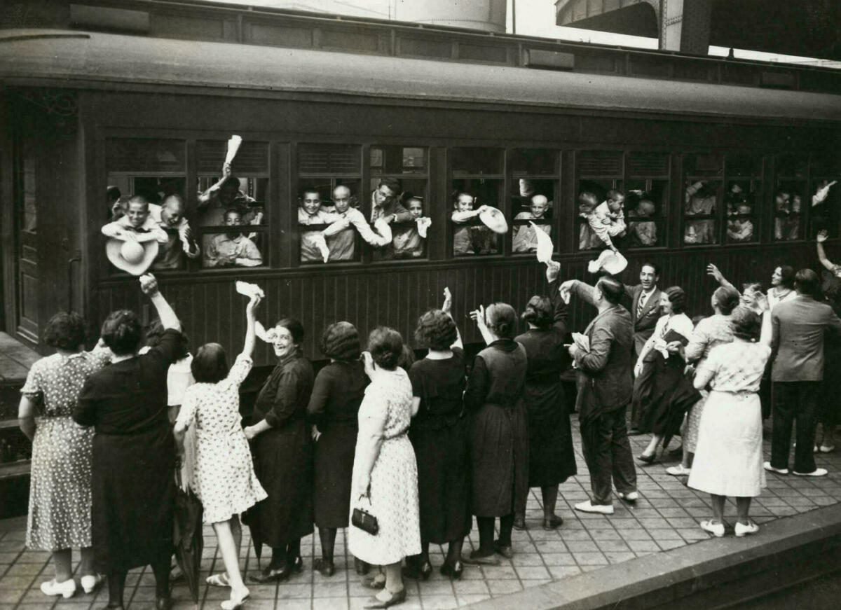 Comiat a l'estació de França dels escolars que surten cap a les colònies municipals, 12 de juliol 1934. AFB. Pérez de Rozas