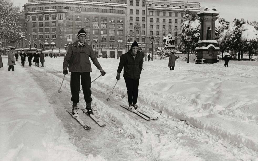 Esquiant a la Plaça de Catalunya, 25 de desembre de 1962. AFB. Pérez de Rozas