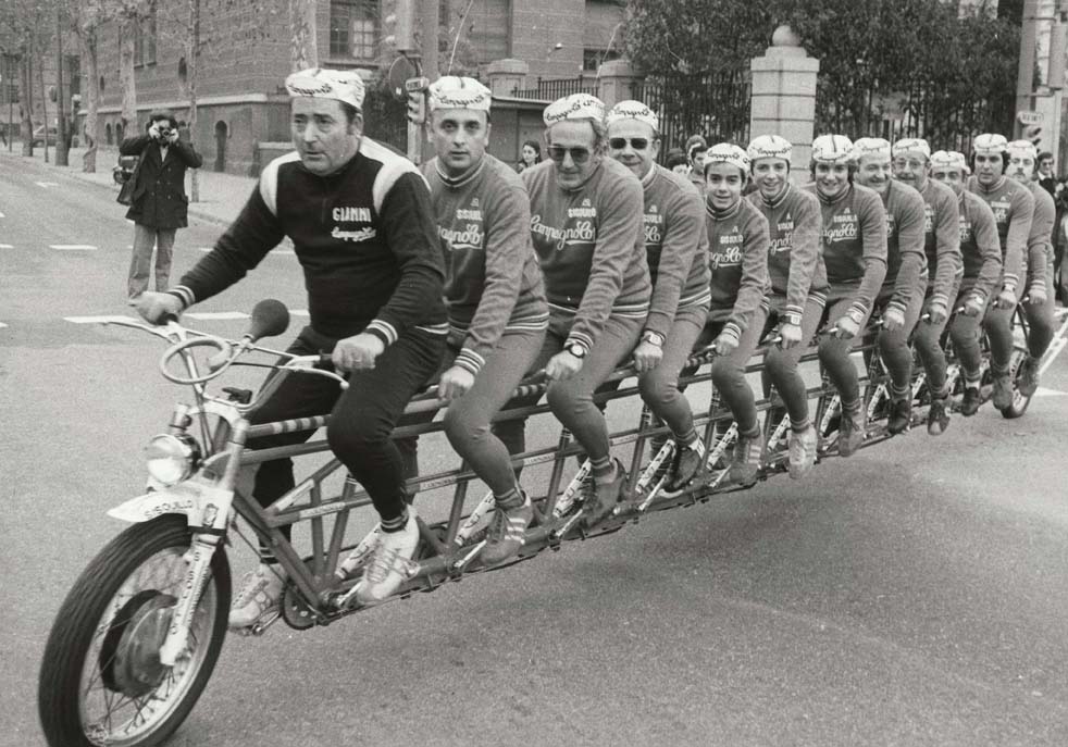 Manifestació ecologista. Una bicicleta per a 12 persones. 18 de desembre 1977. AFB. Pérez de Rozas