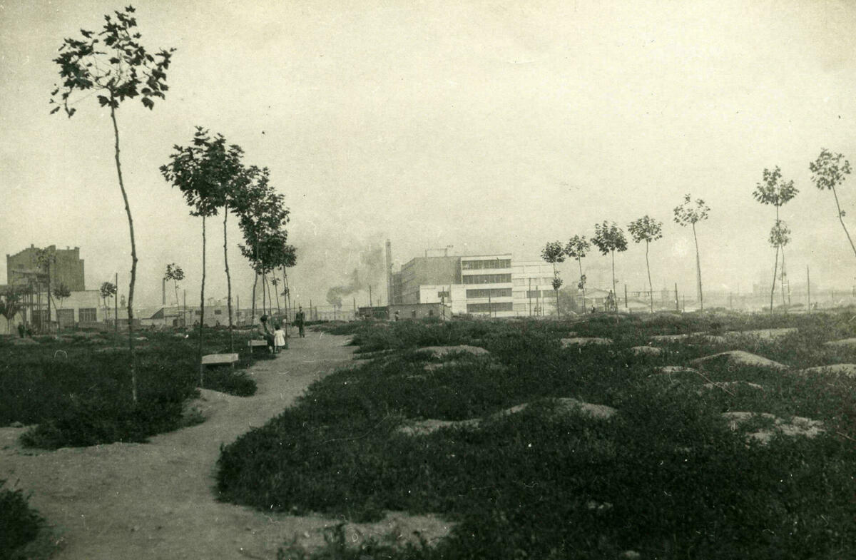 Plaça de les Glòries Catalanes. La fàbrica de La Farinera del Clot i la Hispano-Olivetti al fons. 3 de novembre de 1950. AFB. Joan Francés Estorch