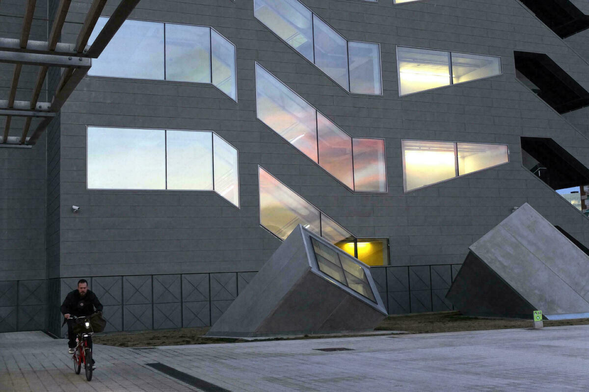 Foto a color de la façana de l'edifici Disseny Hub Barcelona amb il·luminació a l'interior