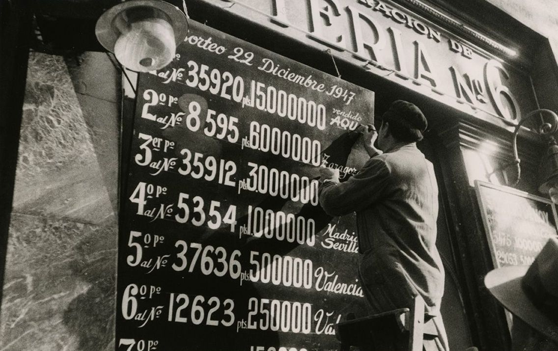Loteria de Nadal. L'Administració número 6 de la Rambla on es van vendre participacions dels números guanyadors del primer i tercer premi. 22 de desembre de 1947. AFB. Carlos Pérez de Rozas