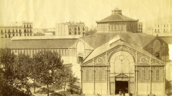 Fotografia de l'exterior del Mercat de Sant Antoni a finals del segle XIX. AFB. Autor: Antoni Esplugas. Fons Narcís Cuyàs.