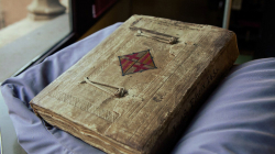 Libro antiguo sobre correspondencia municipal del siglo XV decorado, en la cubierta, con el señal heráldico de Barcelona y con varias cenefas.