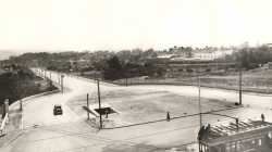 Fotografia d'una vista de la plaça Kennedy i del carrer Balmes, dècada de 1950. AMDSG.