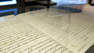 Vista d’un document manuscrit col·locat en una vitrina