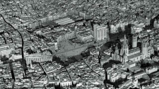 Aerial view of the crossroads where Via Laietana meets the current Av. de la Catedral in 1925, which shows that the buildings were no longer there after the expansion following the Civil War.