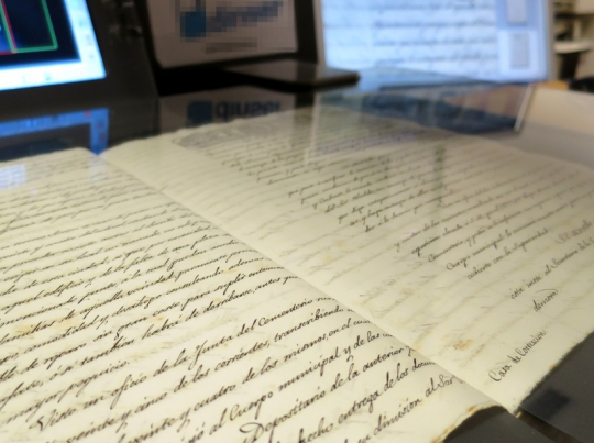 Vista d’un document manuscrit col·locat en una vitrina