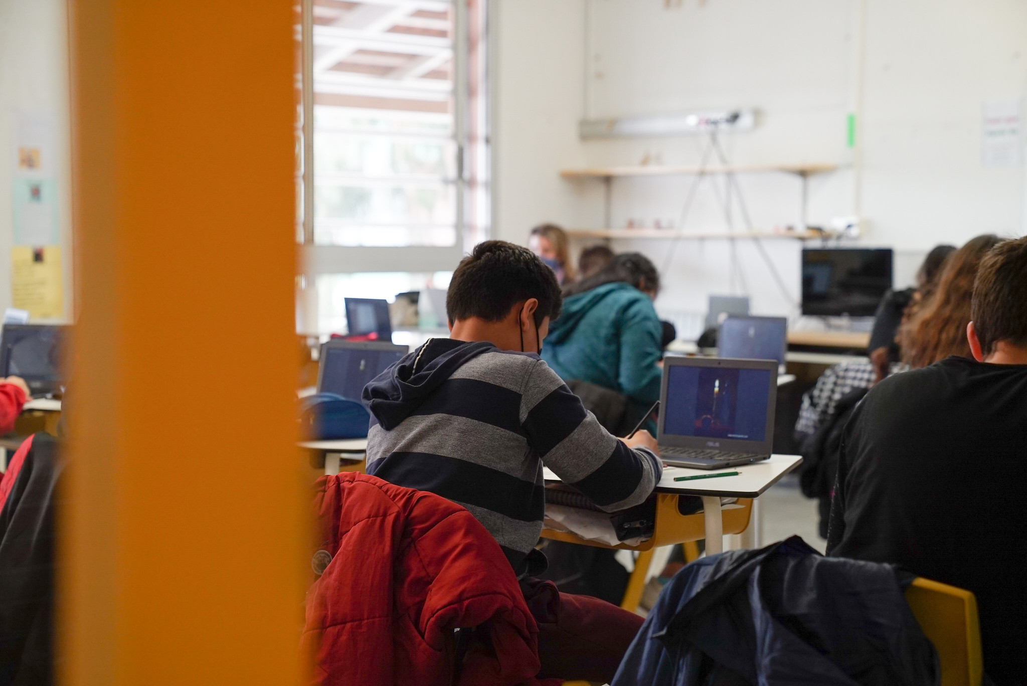 Alumnes utilitzant l'ordinador