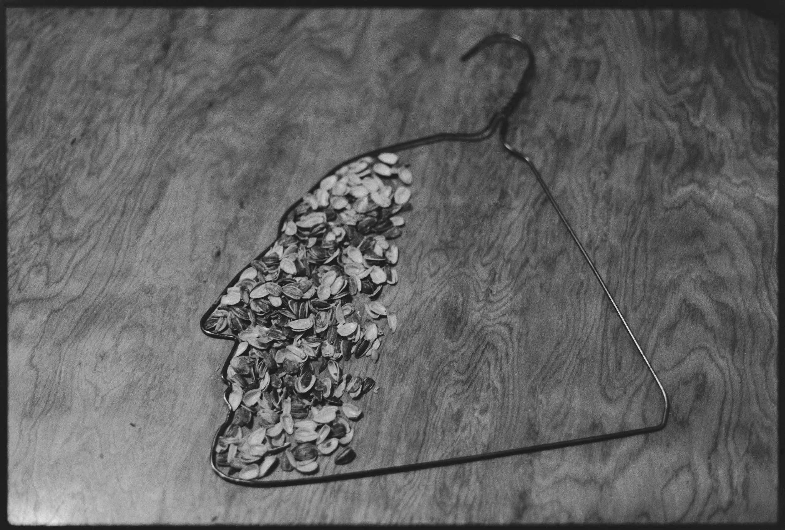 Fotografías de Nueva York, 1983-1993. Perfil de Duchamp, semillas de girasol, 1983 © Ai Weiwei