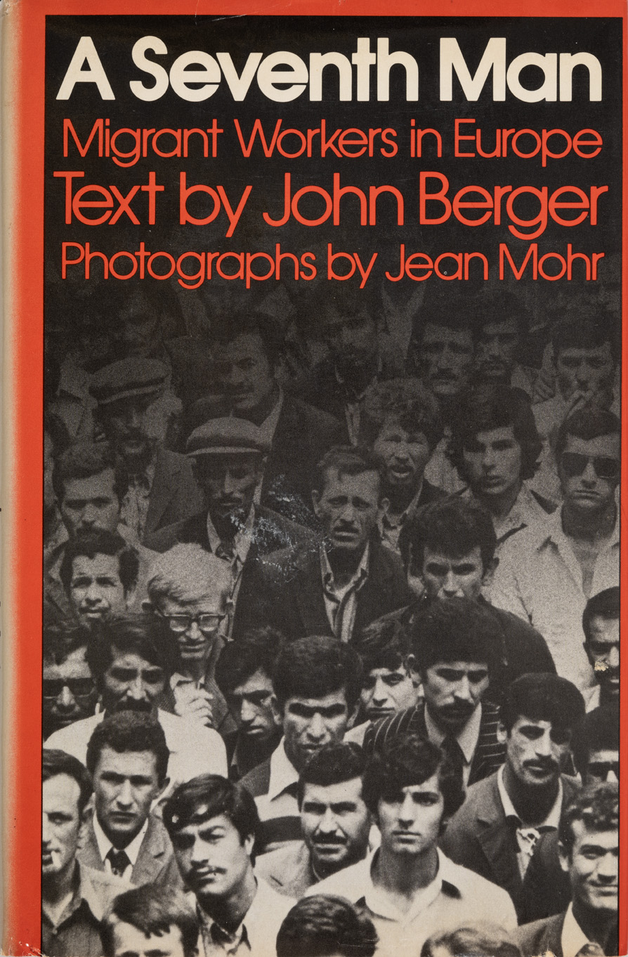 "A Seventh Man: Migrant Workers in Europe", de John Berger, con fotografías de Jean Mohr, 1975. A Richard Seaver Book, The Viking Press, Nueva York