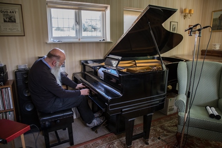 Rex Lawson durant l'enregistrament dels rotlles de pianola (Foto: S. Guasteví)