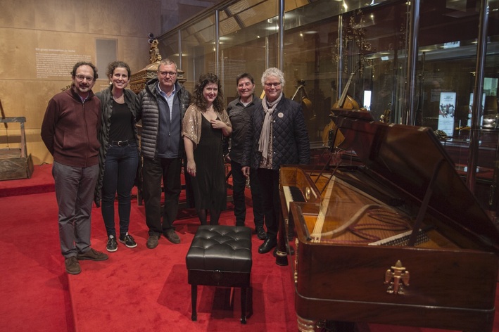 Família Coma-Cros al costat del piano, amb Jaume Ayats, director del Museu, Laura Granero, fortepianista, i Jaume Barmona, pianer