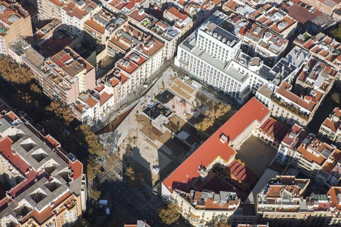 La plaça Folch i Torres estrena nova imatge per esdevenir un nou punt