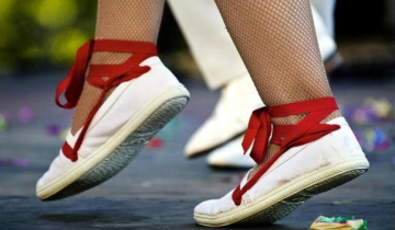 Detall d'uns peus d'una noia ballant sardanes amb espardenyes