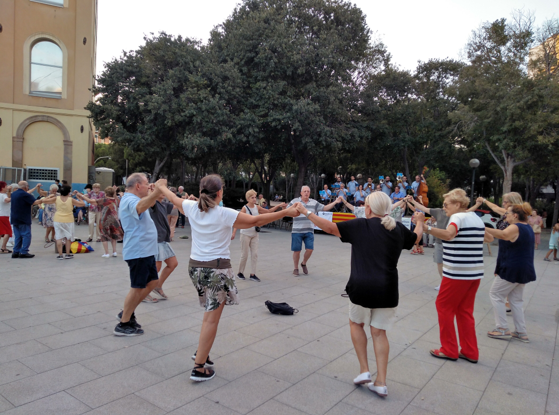 Grup de persones ballant Sardanes