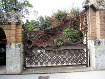 Porta de ferro forjat amb forma de drac a la finca Güell
