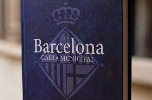 Fotografia en què es veu la coberta del llibre "Barcelona. Carta Municipal"