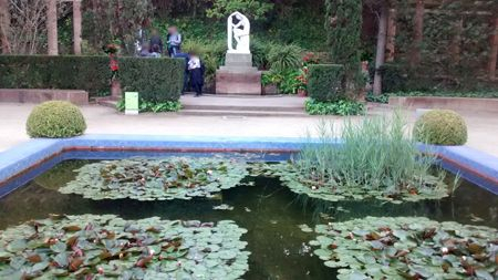 Fotografia dels Jardins Laribal amb escultura de dona al fons