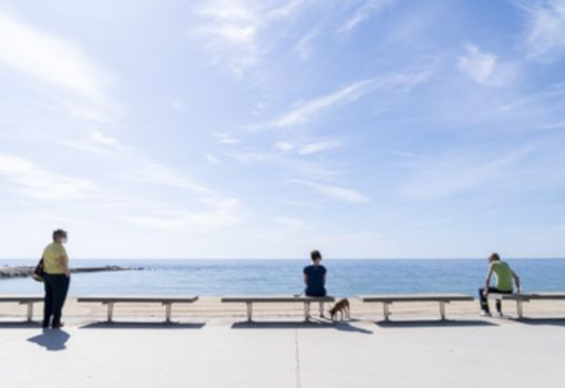 Fotografía de personas mirando la playa y el mar