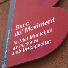 Senyal en forma de B on s'indica que s'està al Banc del Moviment, Institut Municipal de Persones amb Discapacitat. Lletra blanca sobre fons vermell